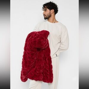 COMFRT XL DREAMER 90x90 Blanket- RED VELVET- SOLD OUT ON WEBSITE.